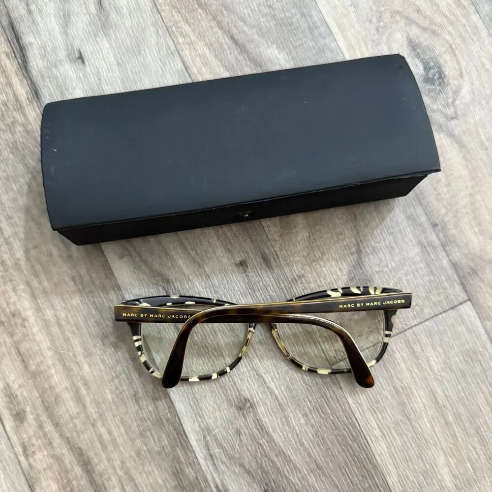 Marc Jacob’s tortoise shell prescription glasses lens frame